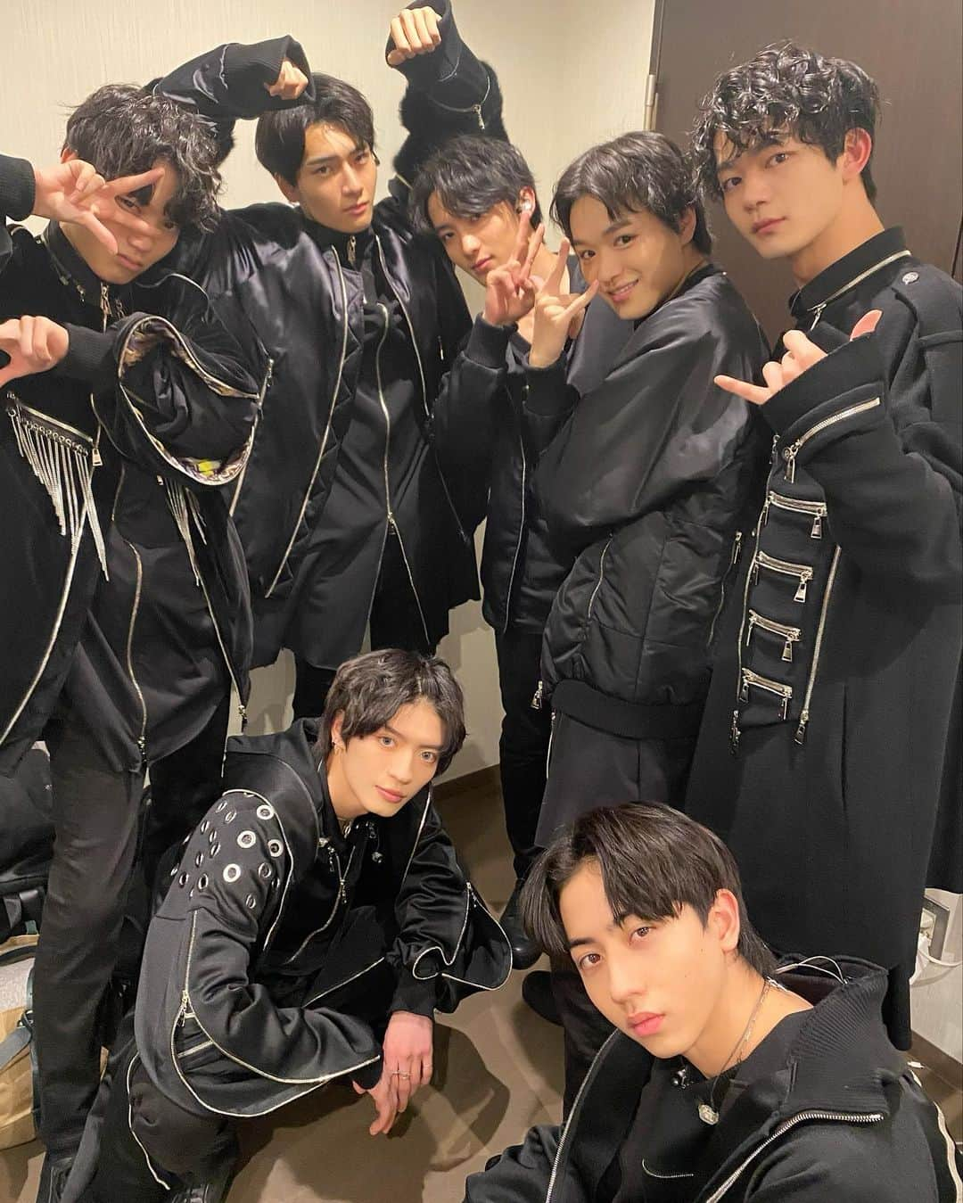 【公式】FAKE MOTION -卓球の王将-のインスタグラム：「／ #FAKEMOTION LIVE 2022 NY 🎥アーカイブ配信🎥 🔥明日1/30（日） まで🔥 ＼  ⏰配信チケット購入 〜1/30（日）22:00  ⏰アーカイブ配信 〜1/30（日）23:59  🎫配信チケット購入はこちら https://www.fakemotion.jp/live/2022nylive/  🕺3公演目衣装チェンジ🕺 #フェクライ ならではの演出・楽曲をお見逃しなく🔥  #フェクモ #ONENONLY #原因は自分にある #EBiDANNEXT」