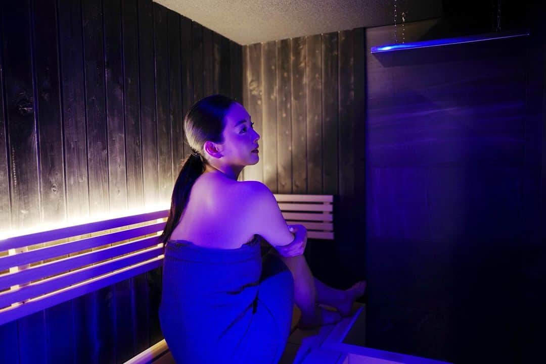 園都さんのインスタグラム写真 - (園都Instagram)「@sauna_exit   Private Sauna EXIT  “nagoya japan”  2022.02.11 GRAND OPEN  来月名古屋に誕生するプライベート個室サウナを 体験してきました  ７つのカラーと７つのサウナアロマ  色や香りをその日の気分に合わせて 自分だけのサウナタイムを味わえる場所。  色や香りがもたらすパワーはすごいんです。  色は【神経】に香りは【脳】に  本能的に働きかけることによって 究極のととのいを味わえる。  得たい効果に合わせて選ぶと よりいいサウナ体験が出来きます！  自分の好きな香りを見つけて セルフロウリュで全身に浴びて  Specialな体験を♪  produce @daisukeakiyama  sauna  @sauna_exit  amenity @onanddo_official   #saunaexit #colorsauna #aromasauna #ttne #ONandDO #ReFa #サウナイグジット #名古屋サウナ #個室サウナ #サウナアロマ #サウナ #サウナ女子」1月29日 13時40分 - miyakosono_official