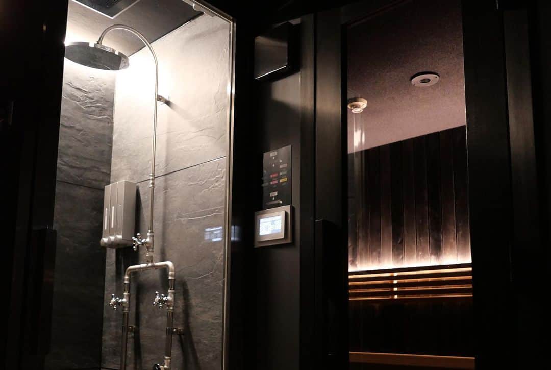 園都さんのインスタグラム写真 - (園都Instagram)「@sauna_exit   Private Sauna EXIT  “nagoya japan”  2022.02.11 GRAND OPEN  来月名古屋に誕生するプライベート個室サウナを 体験してきました  ７つのカラーと７つのサウナアロマ  色や香りをその日の気分に合わせて 自分だけのサウナタイムを味わえる場所。  色や香りがもたらすパワーはすごいんです。  色は【神経】に香りは【脳】に  本能的に働きかけることによって 究極のととのいを味わえる。  得たい効果に合わせて選ぶと よりいいサウナ体験が出来きます！  自分の好きな香りを見つけて セルフロウリュで全身に浴びて  Specialな体験を♪  produce @daisukeakiyama  sauna  @sauna_exit  amenity @onanddo_official   #saunaexit #colorsauna #aromasauna #ttne #ONandDO #ReFa #サウナイグジット #名古屋サウナ #個室サウナ #サウナアロマ #サウナ #サウナ女子」1月29日 13時40分 - miyakosono_official