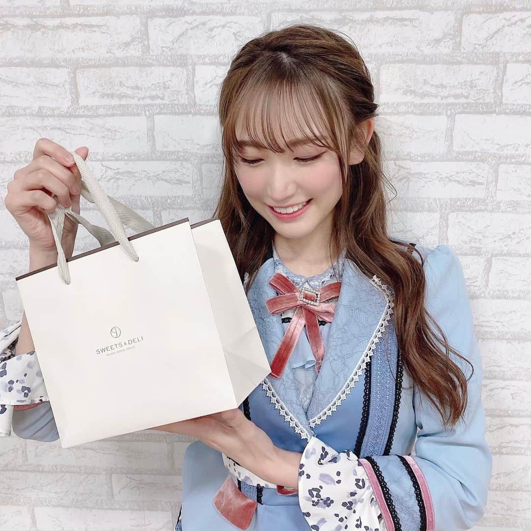 原かれんさんのインスタグラム写真 - (原かれんInstagram)「᯽ 素敵なチョコレート🥺🍫 . . . 先日インタビューのお仕事の時に頂きました🌸 . . . 箱を開けたら千代紙みたいな綺麗なチョコレートでびっくり🥺 可愛くて見惚れちゃいました♡♡ . . 大切にちょっとずつ頂きます🥰🥰 . . . . . . . . #原かれん #かれんたん #nmb48 #ぴろぴろ #原チームm  #きゅんmart  #idol #ピンク #pink  #アイドル #原ぺこかれんたん #ぴろぴろスイーツ #千代ちょこ #千代紙 #和スイーツ #sweetsanddeli #palacehoteltokyo #パレスホテル東京 #スイーツアンドデリ #chocolate #チョコレート #バレンタイン #valentine #아이돌」1月29日 13時59分 - karen_hara315