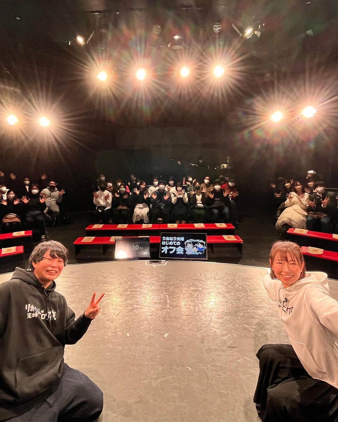 のインスタグラム：「夫婦イベント、『りおなり夫婦はじめてのオフ会』無事に終わりました〜！😊 いつもYouTubeを見てくれている視聴者さんと会いたい！という思いで開催させてもらいましたが、本当楽しかったです。 コロナ対策も協力してくださってありがとうございました！ また開催出来る様にがんばりますのでこれからも宜しくお願いします🙇‍♀️🎉 #りおなり #桜稲垣早希 #りおなり夫婦のビログ旅  #オフ会」