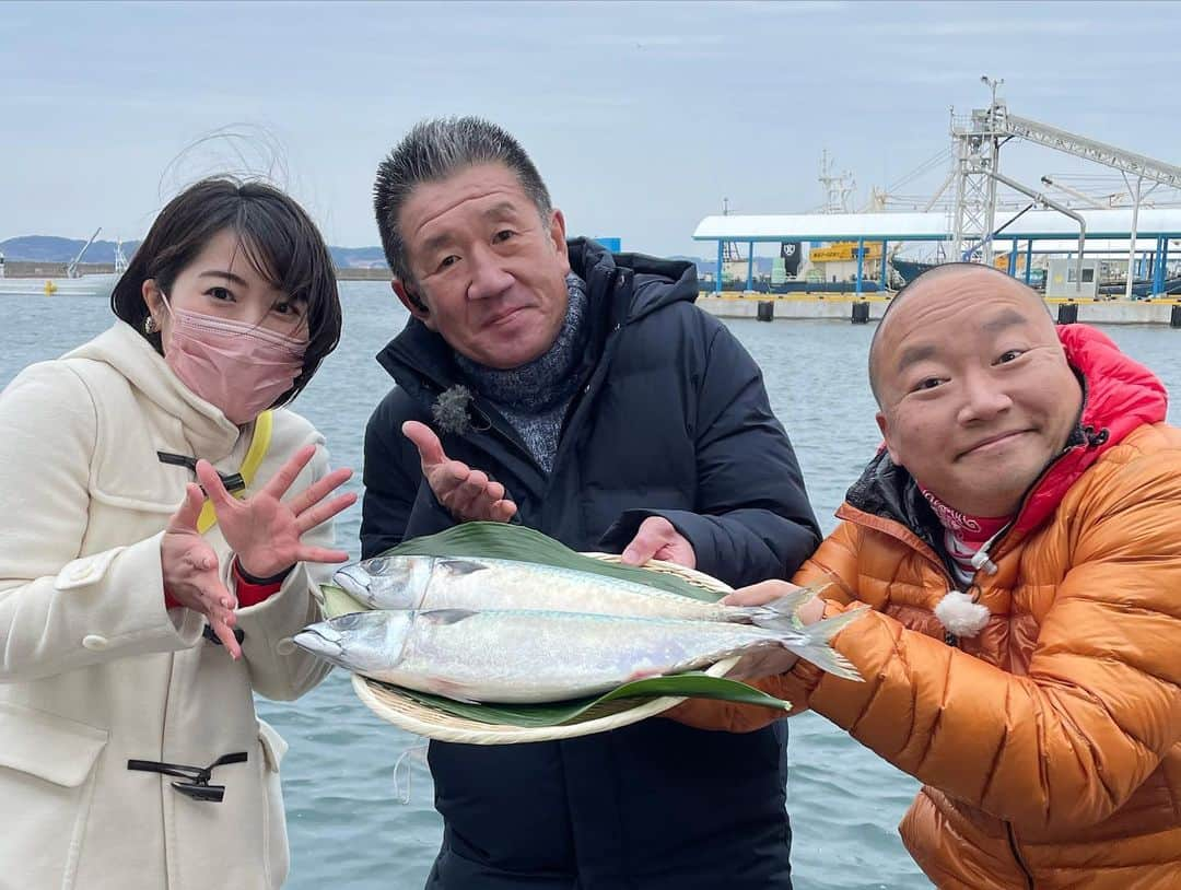 藤坂奈央のインスタグラム：「. 旅サラダ、トコサタをご覧いただき ありがとうございました✨ ラッシャーさんとの全国中継 緊張したけどやっぱり楽しかったです☺️ ちんねんさんにも久しぶりに会えてうれしかった〜！ . 「旬サバ」はびっくりするくらい大きくて しゃぶしゃぶ、刺身などなど どれも脂がのってたまらないおいしさでした💕 . 帰りがけは直売所で 胡麻鯖などを購入😘食べるのが楽しみ！ 旬サバはふるさと納税サイト 「 #ふるラボ 」でも取り扱っています✨ . #旅サラダ #トコサタ #ラッシャー板前 さん #ちんねん さん #藤坂奈央   ※写真を撮影する時のみマスクを外しています」