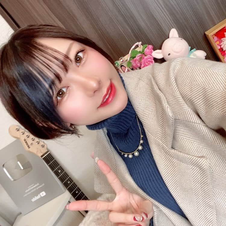 えっちゃんさんのインスタグラム写真 - (えっちゃんInstagram)「青が見たいという リクエストに応えた 2week限定ブルー前髪 服も合わせてブルー多めでした 次は何色がいいかな？ と聞きつつ一旦紫に戻す . .  #トップス : @grl_official .  #ジャケット : @grl_official  . . .   #プチプラコーデ  #コーデ　#今日のコーデ #冬コーデ #ジャケットコーデ #コーディネート  #高見えコーデ  #ファッション  #ブルーコーデ #ショートカット #脚長効果 #ブルベ夏   #プチプラ #通販  #grl #グレイル #グレイル購入品   #韓国ファッション #153cmコーデ #155cmコーデ #低身長コーデ #骨格ストレート」1月29日 14時50分 - ecchan_bom2