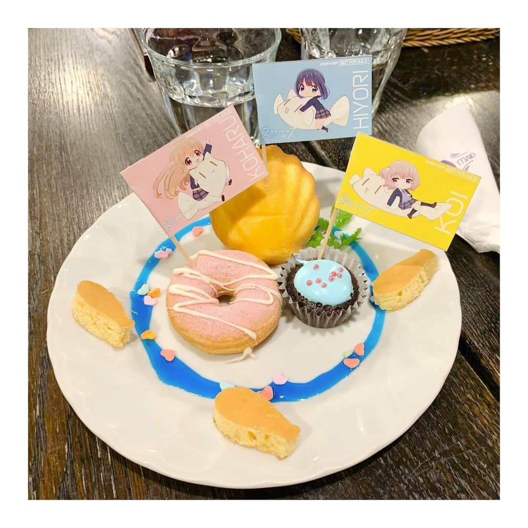 日岡なつみのインスタグラム：「🍹🧁🍴  先日、🎀キュアメイドカフェ×スローループ🎣 コラボカフェに行ってきたよ〜！！  コラボメニューあまりに可愛すぎて なかなか食べられなかった…(完食)🥺  店内がスローループの世界で溢れてて幸せ空間すぎたよ〜〜！！  りんりん、ともちゃんとずっとはしゃいでた😆笑 サインも飾って頂いたのでお近くの方はぜひ足を運んでみてね！  小春たちの制服と入学式ショット撮ったよ✌️w  #slowloop #スローループ　 #キュアメイドカフェ　 #釣り #釣り好きな人と繋がりたい  #flyfishing #フライフィッシング」