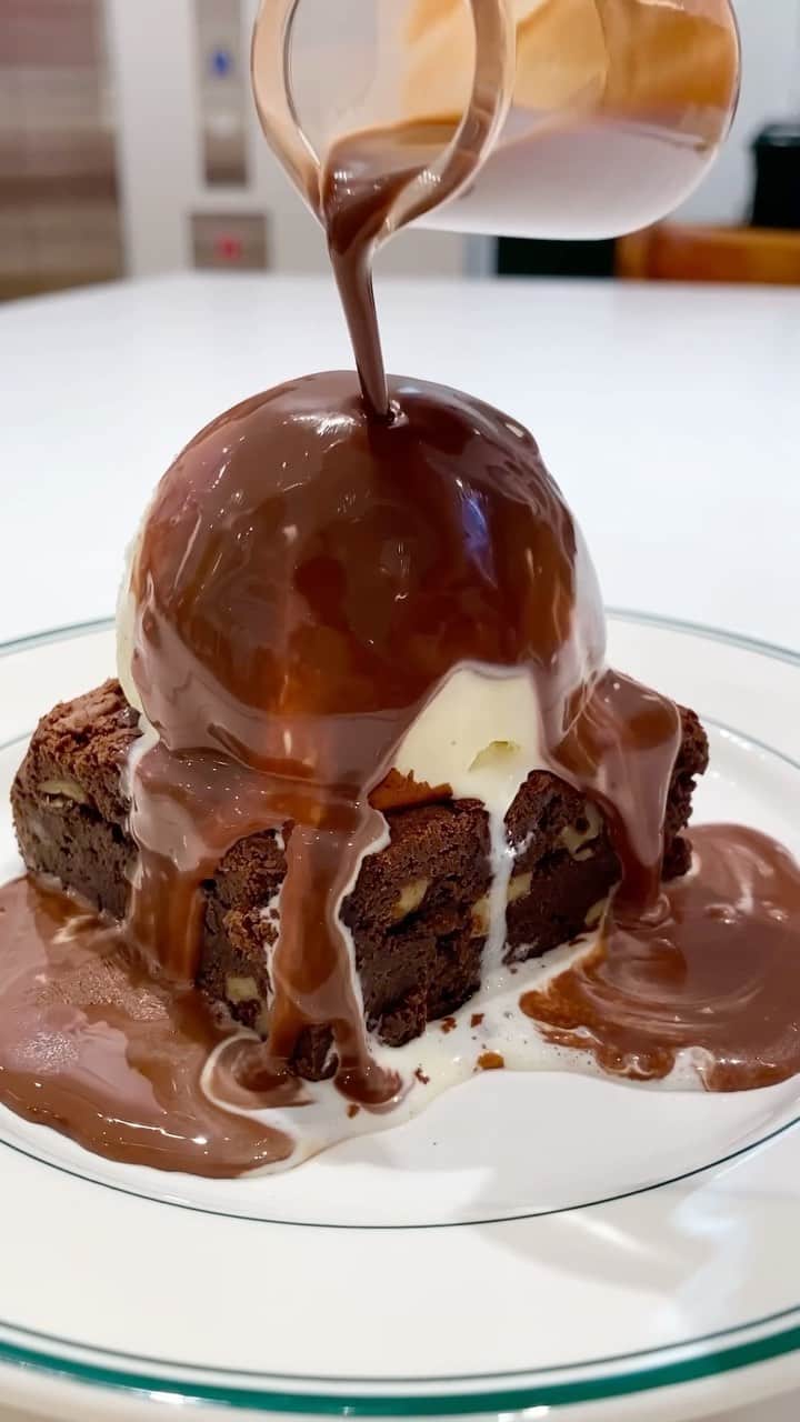 のインスタグラム：「. . . 【 ラルフズ コーヒー銀座 】  🍫🍨 ラルフズブラウニー ※660円 (バニラアイス＆チョコレートソース+330円)  チョコブラウニーの上に濃厚なバニラアイスをのせた一品  ブラウニーとバニラアイスを チョコレートソースに付けて食べれば もはや悪魔級の美味しさ！  チョコ好きなら間違いなくハマる味だと思うよ！  詳細はフィード投稿で紹介済 ↪︎ #はなとも銀座  @ralphscoffee  ✴︎———✴︎———✴︎———✴︎———✴︎———✴︎———✴︎  #銀座カフェ #銀座スイーツ #チョコスイーツ #ラルフズブラウニー #東京スイーツ #東京カフェ #東京スイーツ巡り #ブラウニー #ラルフズコーヒー #東京チョコレート #チョコレート好き #チョコレート中毒 #銀座チョコレート #チョコブラウニー #銀座カフェ巡り #チョコレート巡り #초콜릿 #巧克力 #chocolatebrownies」