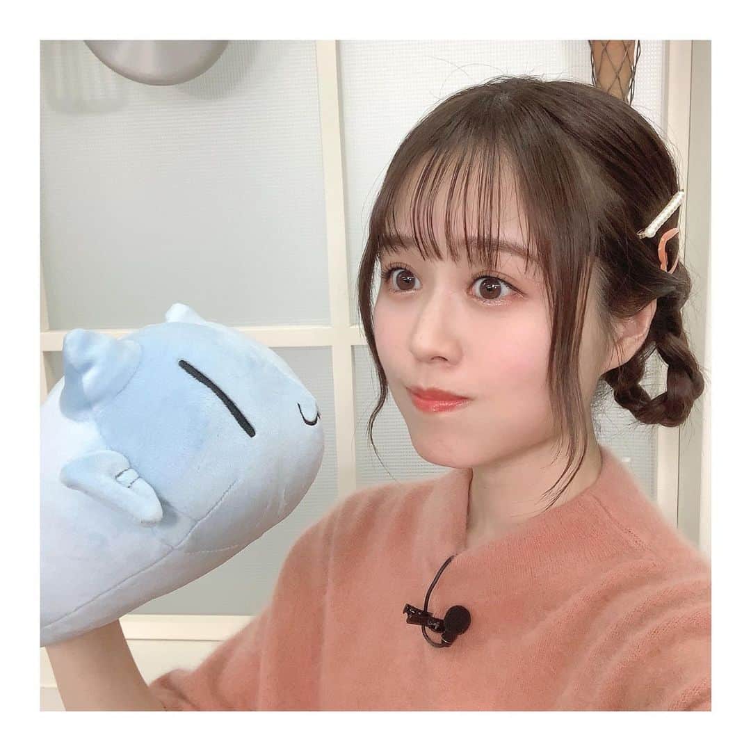 日岡なつみのインスタグラム：「🐟🐱🍩  少し前の #スローループ 放送直前特番 Three ∞ Loop Kitchen🍴✨  ハナダイのアクアパッツァ作ったんだけど、 めちゃくちゃ美味しくて感動した！！  髪型はキービジュアルで小春がしてる ポ○デ○ングヘアーにしてもらったよ〜〜ん🍩☺️  #slowloop #スローループ　 #釣り #釣り好きな人と繋がりたい  #flyfishing #フライフィッシング」