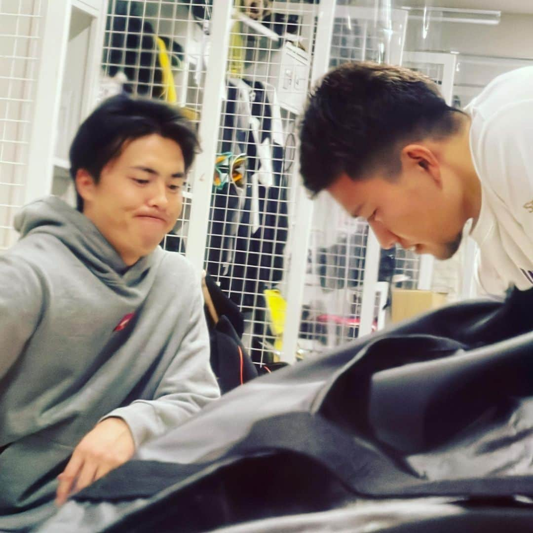 石川柊太さんのインスタグラム写真 - (石川柊太Instagram)「話してるところ遠目に撮った写真。 まだこの顔だった  @tanaka_justice_baseball  @kodai_senga_   #田中正義 #千賀滉大 #福岡ソフトバンクホークス」1月29日 15時43分 - isikawa_shuuta