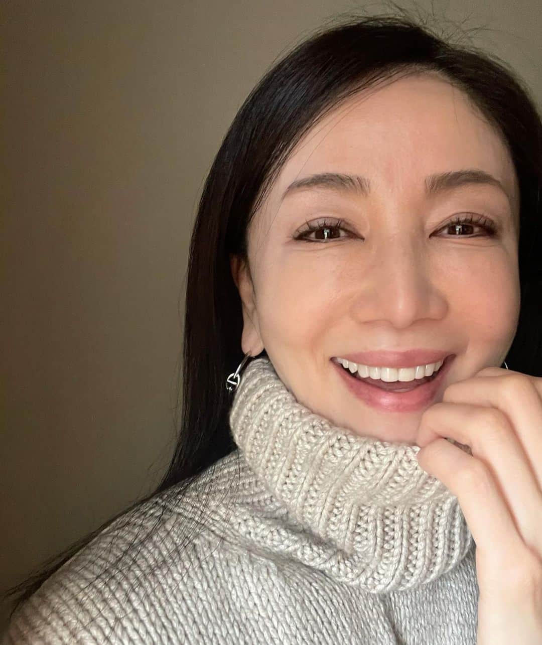 のインスタグラム：「すご〜く！久しぶりにマツパをしました🤗 ・ いつもはホットビューラーで上げていたのですが、余り出来上がりに成功した試しがありません💦 ・ ビューラーですと、まつ毛が切れちゃうので、やっぱりマッパに辿り着きますね☺️ ・ まつ毛が上がると気分も上がる⤴️ ・ 世の中は、暗いニュースばかり⤵️ ・ 少しでも気分を上げていきたいと思います☺️ ・ 私毎で、恐縮です🙏 ・ ・  いつも「いいね！」を頂きありがとうございます。 皆さんのコメントに元気を貰っています😊  #クィーンオブ美魔女 #team美魔女 #美ST #坂村かおる #トータルビューティーアドバイザー #美しく老いる #バランス #美容 #コスメ #ファッション #今日のコーデ #トータルバランス #お洒落な人と繋がりたい #コスメ好きな人と繋がりたい #美意識高い人と繋がりたい #美魔女 #美魔女が変わる #アップデートしてる人と繋がりたい #自分らしくアップデート #マツパ #まつ毛パーマ」