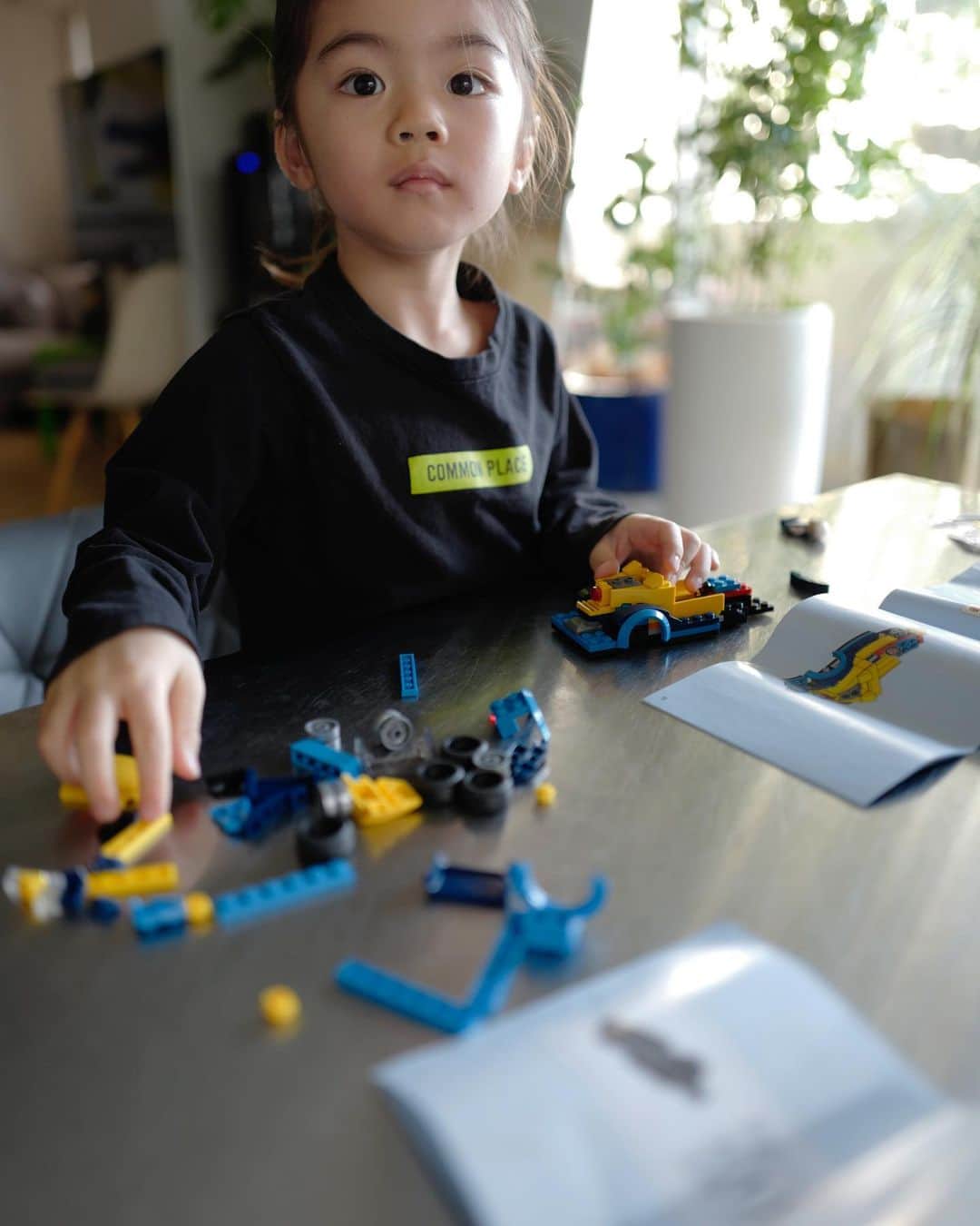 荻原桃子さんのインスタグラム写真 - (荻原桃子Instagram)「今日もやってます  ひたすらやってます  LEGOが好きです。ダイスキです。  LEGOをやっている時の集中力半端ないです  ある意味彼の瞑想です  話しかけても基本聞こえてない。無視です。  5歳用と6歳用のLEGO 制覇しつつあります  サンタさんにもらった大量のLEGOは瞬殺でした💭  @lego 買い占めてあげたい😂  #5歳　 #eitokohashi」1月29日 16時20分 - momokoogihara