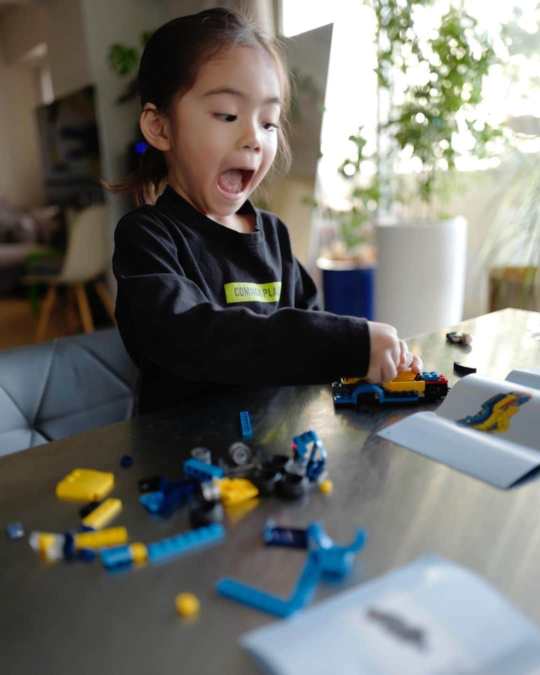荻原桃子さんのインスタグラム写真 - (荻原桃子Instagram)「今日もやってます  ひたすらやってます  LEGOが好きです。ダイスキです。  LEGOをやっている時の集中力半端ないです  ある意味彼の瞑想です  話しかけても基本聞こえてない。無視です。  5歳用と6歳用のLEGO 制覇しつつあります  サンタさんにもらった大量のLEGOは瞬殺でした💭  @lego 買い占めてあげたい😂  #5歳　 #eitokohashi」1月29日 16時20分 - momokoogihara