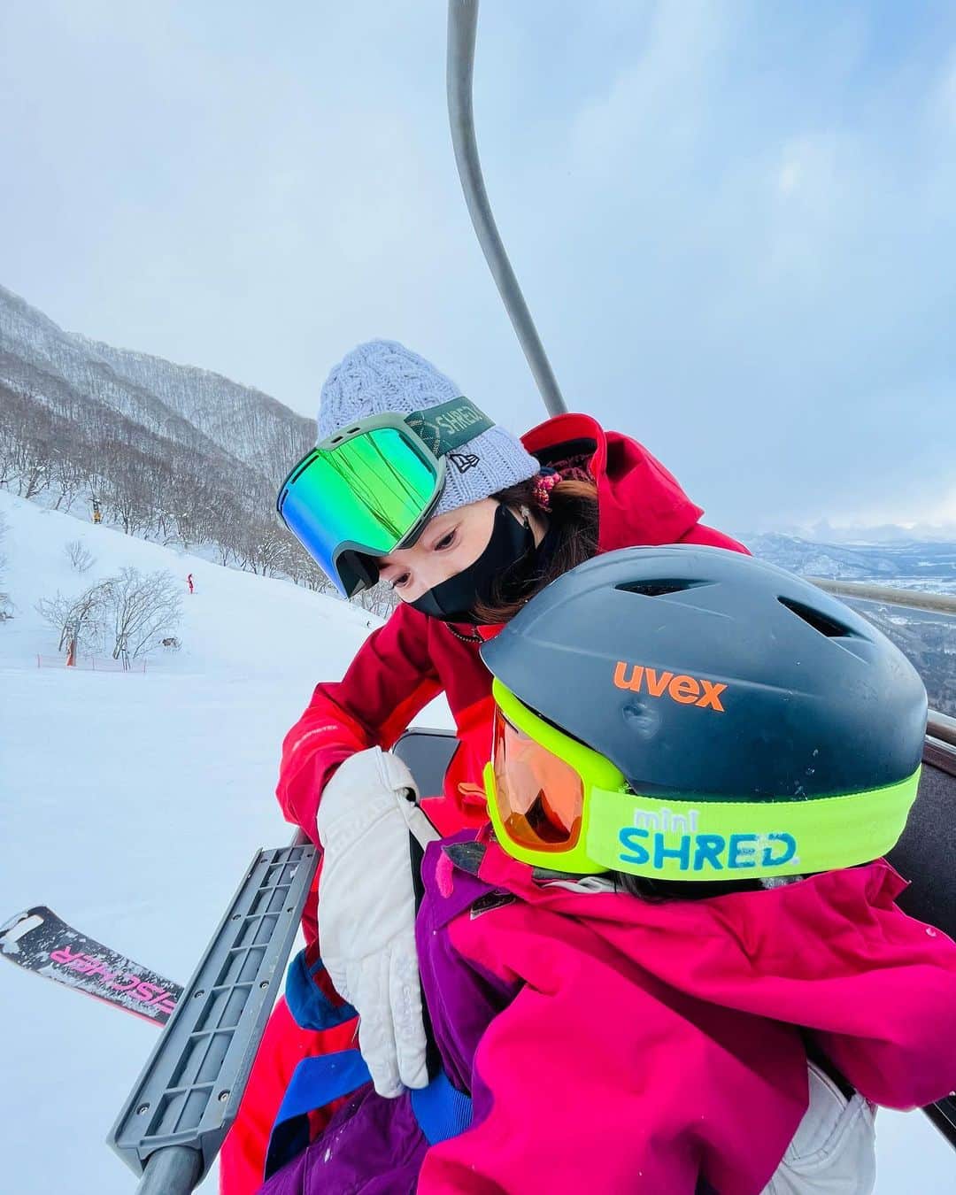 清澤恵美子のインスタグラム：「着々とスキー好きになってるぞ❤️ Shred family❄️ #スキーするまでに4時間かかった #ジジスキー塾」