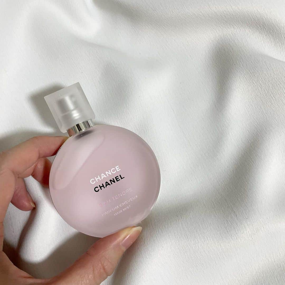 杉浦みずきのインスタグラム：「. 咲良にもらったCHANCEのヘアミスト つけてる日は なんか大人になった気分💗🥺 ・ ・ #chanel #chance #chancechanel  #ヘアミスト #シャネル」
