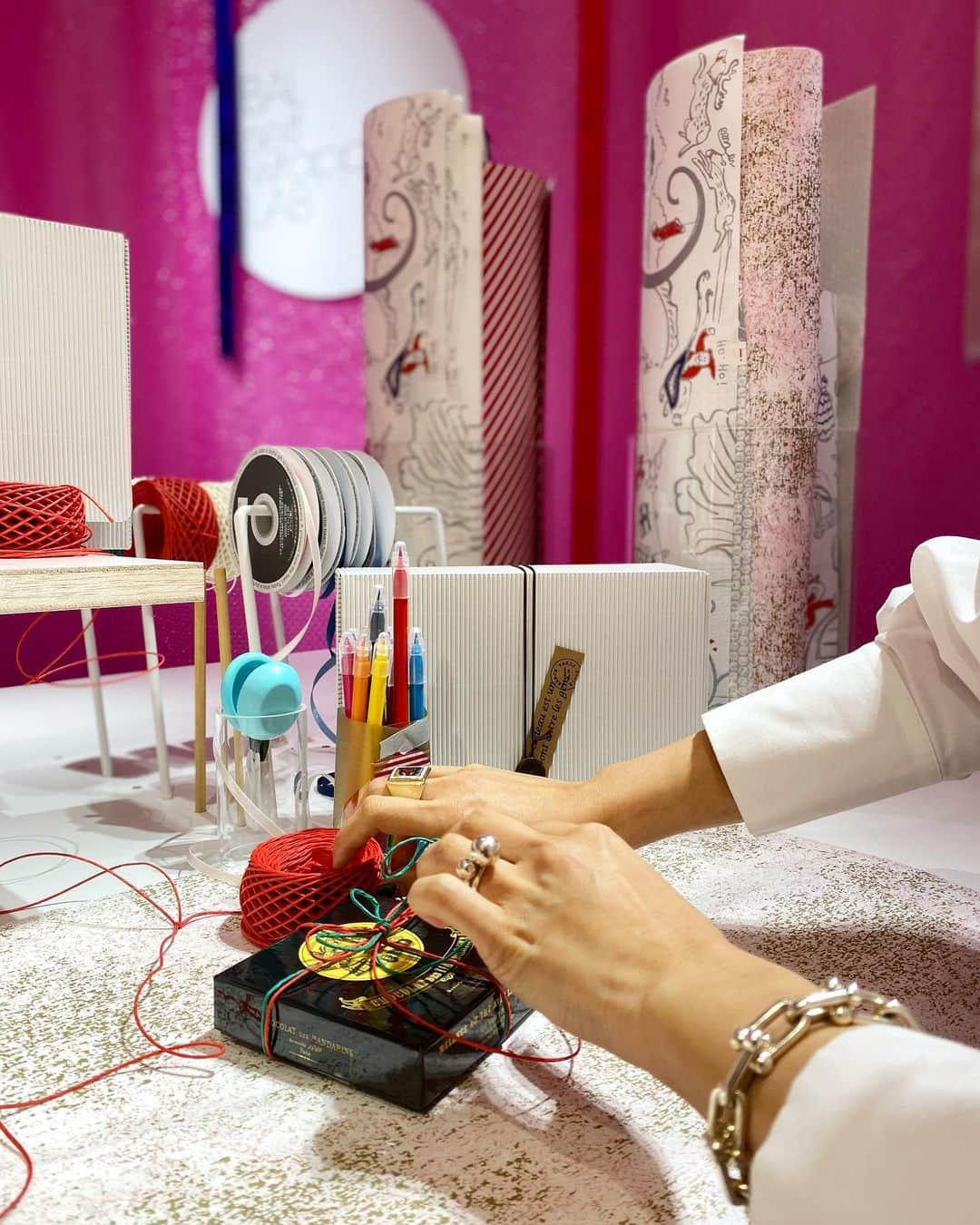 Mai Wakimizuのインスタグラム：「BALでお買い物したギフトを、自分好みにラッピング出来るの知ってました？ペーパーやシール、リボンやboxなど全部好きなように使えるんです。もうすぐバレンタインということで、MARIAGEのチョコレートをギフトに購入して♡ギフトする相手の事を想いながら愛情込めてラッピング♡(気持ち重め。笑)3枚目のピンクのプチプチ、よーく見ると実はハート型に♡これ個人的に欲しい。笑 神戸bal(1階)でも京都balでも(4階)出来るみたいです＼(^o^)／関西でこうゆうイベントって少ないから貴重！ギフトの際は是非♡ #神戸bal#神戸」