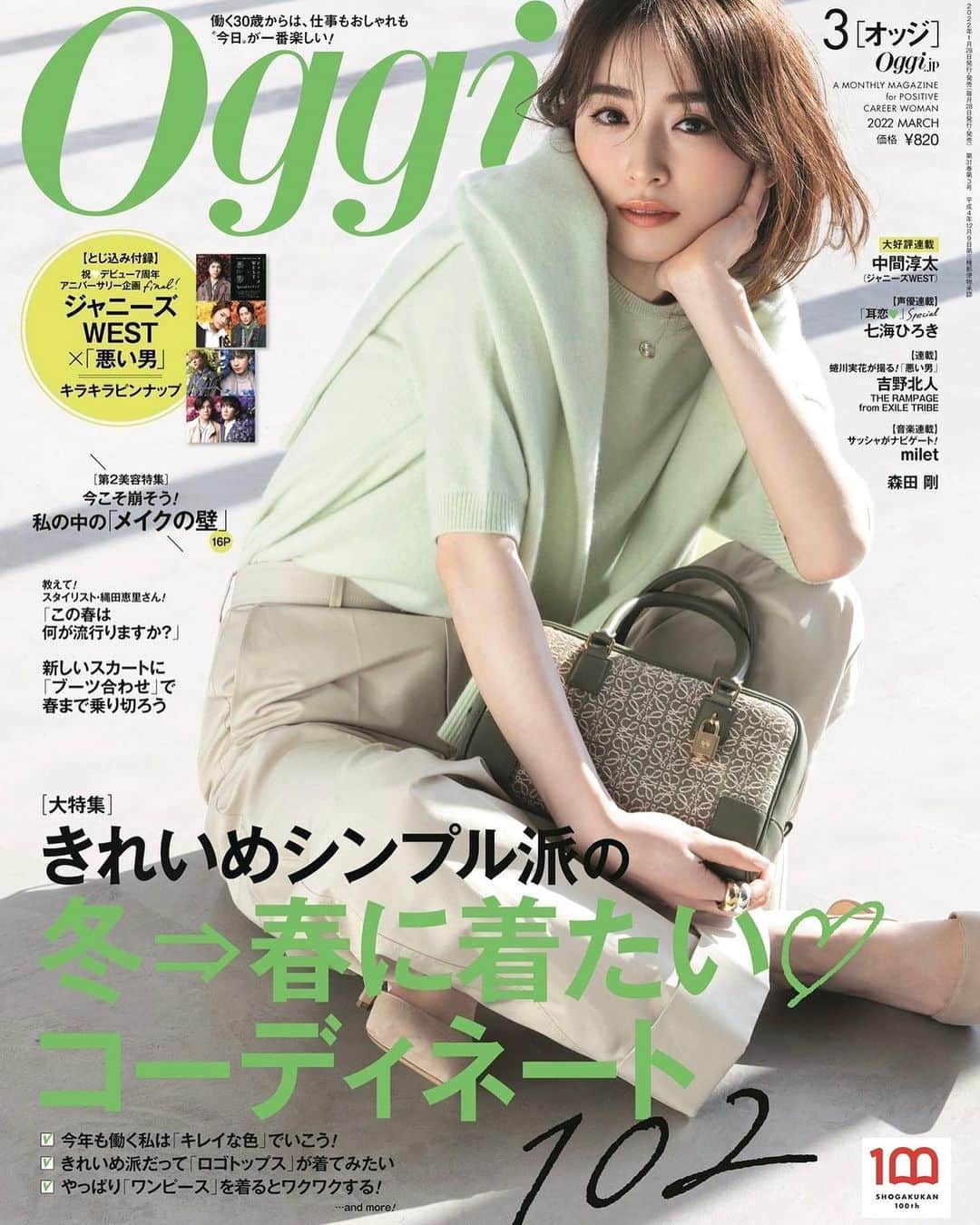 泉里香のインスタグラム：「Oggi 3月号発売されました 柔らかい、いい色。🌿  撮影日はお天気にも恵まれ 太陽の光に包まれながらポカポカ気持ちよく リラックスして撮っていただきました。 すっかり春気分☀️  #oggi#fashion」