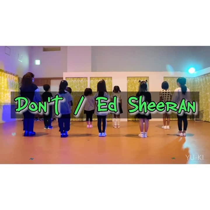 二見夕貴のインスタグラム：「. choreography☺︎  ♬ Don't // @teddysphotos   🩰6 - 9歳 こんなに人数いてもみんな仲良く チームワークも成長してて幸せですわたし☺️ 踊り終わりもばっちり空気を読んでくれた😂💓笑  #kidsdanceclass #danceinstructor #choreographer #choreo #キッズダンス #ダンスレッスン #小学生ダンス #年長 #低学年 #ダンスインストラクター #振付師 #EdSheeran #Dont」