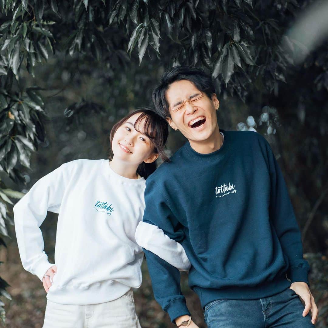 のインスタグラム：「オリジナルグッズできた🎉 昨日動画出したんだけど、YouTubeはじめて3年近く…ついに……ついにはじめてのグッズが爆誕しました🛒！ ・「いえーい！これであなたも！とったびスウェット」(紺・白/S〜XL)  「きんにくもりもり近藤画伯Tシャツ」(ベージュ・白/S〜L)  「とったび定番ステッカー」(約20cmの大きさで耐候性があるので日焼けや雨にも負けない丈夫な仕様！)  「とったびゆるゆるステッカーセット」(PCやスマホや小物に貼れる可愛い大きさのステッカー2種セット)  「とったびのステンレスマグ」(シンプルなデザイン！取手が折りたたみできるから持ち運びしやすい！)  ※詳しくは昨日のYouTubeにサイズ感や詳細載ってます！  いやーついに出てしまった…！！めっちゃ悩んで何度も何度も修正出して試作を作ってもらってたら作り出してから8ヶ月かかった😂 お待たせしました…！！どれも使い勝手よくて日常使いできるものにしたので、気軽にお手に取ってやって頂けると嬉しいです👏👏(推しはきんにくもりもりTシャツ)  既になくなってしまったサイズもあるんですけど入金キャンセル分復活する可能性があるらしいです！再販するかどうかは不明です😭　  購入はストーリーURLか昨日のYouTube概要欄から！是非みてやっておくれ〜！！！！！ #とったび」