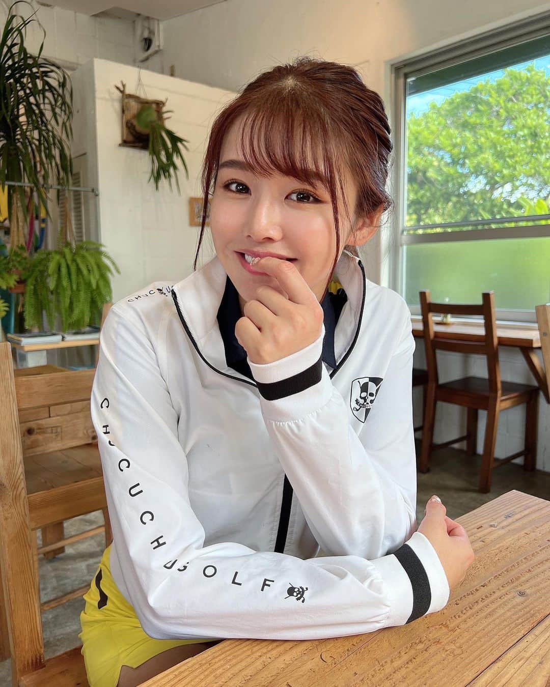 Yuuさんのインスタグラム写真 - (YuuInstagram)「ゴルフウェアでランチに行く事だってある🍔✨  早く来ないかな〜の図。  過去最高を記録し続けるコロナ感染者数。 まわりにも増えてきた、、 感染しちゃったかも？の人はお家で安静にね、、🏠  @chucuchu_official_jp  @chucuchu_official   #韓国ファッション #韓国ゴルフウェア #韓国ゴルフ女子 #ゴルフ女子 #ゴルフコーデ #ゴルフスイング #ゴルフ女子コーデ #ゴルフウェアコーデ #韓国ゴルフブランド #韓国ゴルフ  #츄쿠츄 #츄쿠츄골프웨어 #골프스타그램 #골프장 #라운딩 #골프 #이쁜골프복 #봄골프 #골프시작 #골프사랑 #필드 #필드패션 #골프복패션 #골프패션 #골프복 #골프치는날 #골프스윙」1月29日 18時17分 - yuu1115yuu