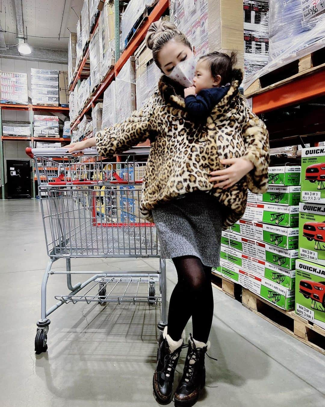 五月千和加さんのインスタグラム写真 - (五月千和加Instagram)「. #コストコ @costco 行って冷蔵庫が #野菜 やらで豪華になると幸せ..🤤💞💞 本当は毎日 #スーパー に行くのはいい運動だと思うのだけど中々行かれず😅💧  #わんちゃん 🐶や #赤ちゃん 👶🏻グッズも豊富にあるので月2回ほど行きます(*´꒳`*)🍩🍭🍒  ちなみに、最近は　#ヒップシート　大活躍🍼👶🏻✨　#抱っこ紐 は #お昼寝　するときメイン👏🏻ヒップシートだと娘も嬉しそう🤩👒🌈  #お買い物　#costco #コストコ大好き #娘とお出かけ　#娘コーデ #ママコーデ #0歳児ママ　#女の子ママ　#babygirl #louisvuitton #レオパード　#アップスタイル　#leopard #ルイヴィトン　#冬コーデ #娘との時間 #ママファッション #赤ちゃんのいる生活 #赤ちゃんグッズ　#ベビー用品 #ベビー　#babygoods」1月29日 18時35分 - satsuki_senwaka