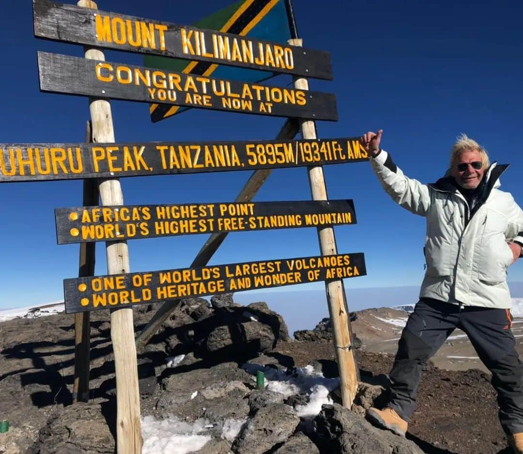 ナタリア・ヴォディアノヴァのインスタグラム：「I am so proud of my uncle @gromovslava57 who accomplished his dream and climbed Kilimanjaro 🏔🌄 my dream is to travel on Trans-Siberian train and do Camino de Santiago pilgrimage route by foot. Would love to know what are your dream experiences or challenges 🙏✨✨✨🌟💋」