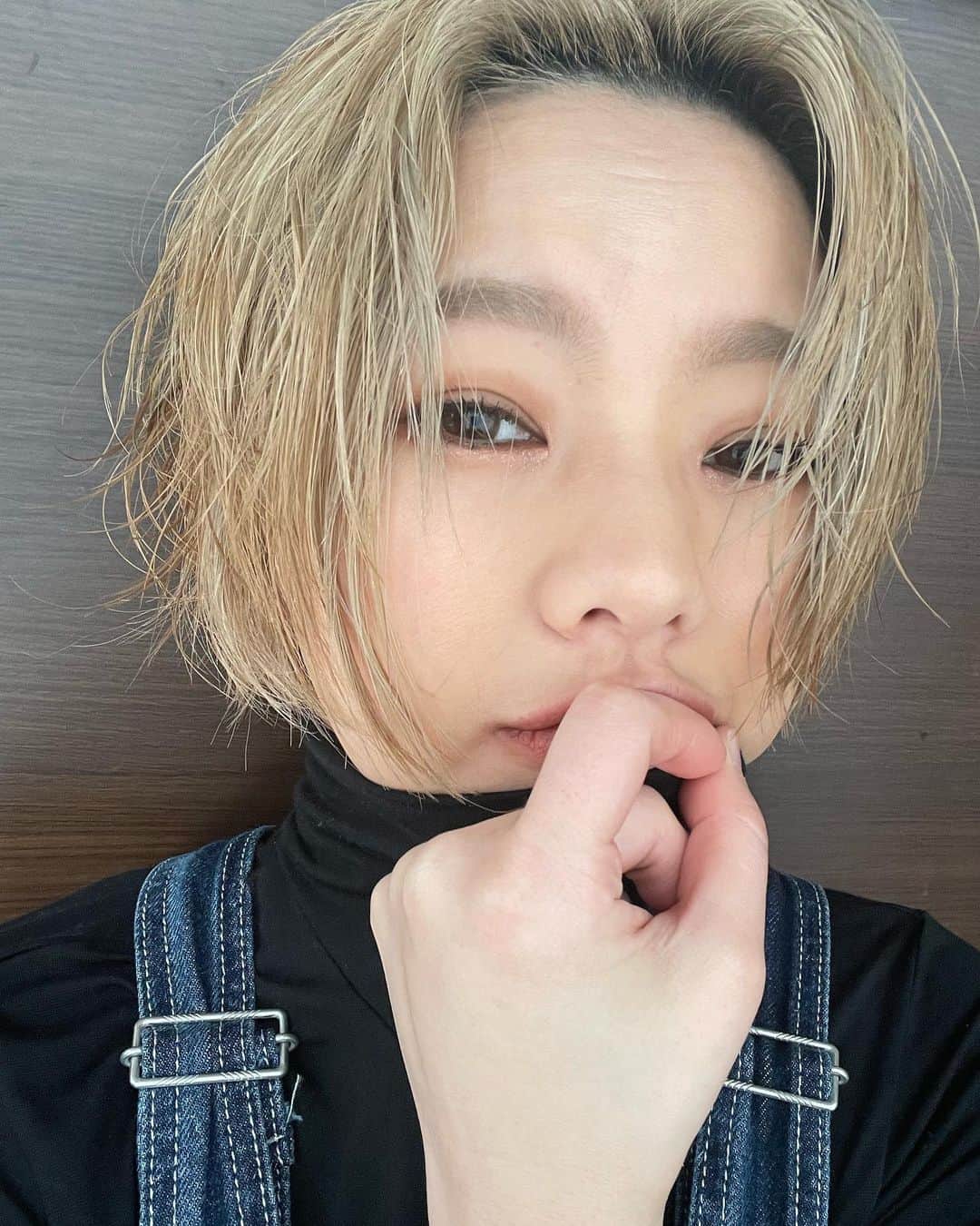 松本さゆきのインスタグラム：「その後、無事目指してた色に落ち着きました✂️ #ブロンズ  #金髪  #色落ち  @chanstagram1117」