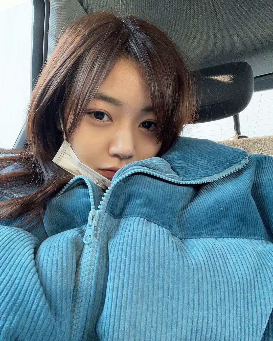 杉浦みずきのインスタグラム：「. 正月とすっぴんと妹の服と実家の車とダイソーの駐車場」