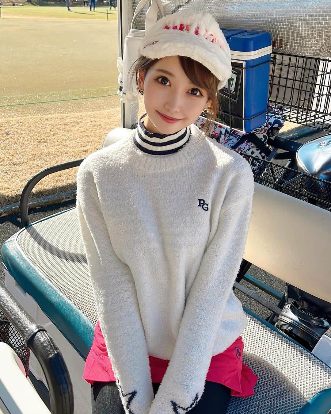 のインスタグラム：「. 年始のゴルフの時、スタート時間30分押してたから写真撮ってた🤳✨ ぶりっこしがち🥺💖笑 . 明日はひっさしぶりに練習に行ってみるよ〜⛳️ 軽くアプローチくらいは出来るといいなぁ🥺 . #ゴルフ女子#ゴルフ#ゴルフ好き#ゴルフ好きな人と繋がりたい#ゴルフウェア#ゴルフコーデ#ゴルフファッション#golf#golfwear#golflife#golfstagram#golfday#golfislife#pearlygates#japanesegirl#markandlona」
