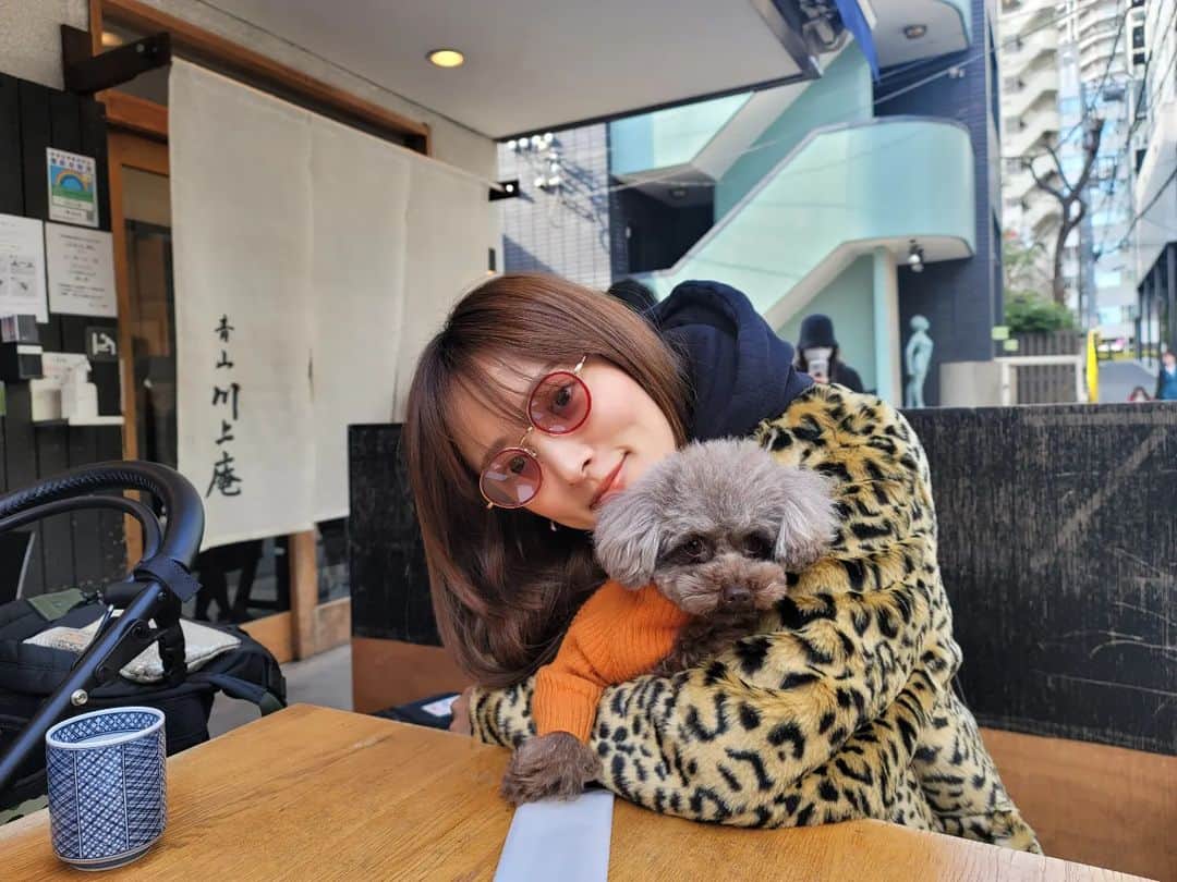 のインスタグラム：「明けましておめでとうございます🎍 (遅い。) 今年もよろしくお願いします💛 久しぶりの投稿になっちゃいましたっ  さぁ、私はもうすっかり産休に入っておりまして。 まったりした毎日を過ごしてますが、コロナもあるし久しぶりの予定のない毎日をどうしたらいいのか。。😷😷 すくすくと9キロ増量し🤰 胎教は相変わらずゲーム音です。🔫笑  あとちょっとの妊婦生活! まーったり、ゆーーったり、ぽけーーーっとしておこう!!🥺😪」