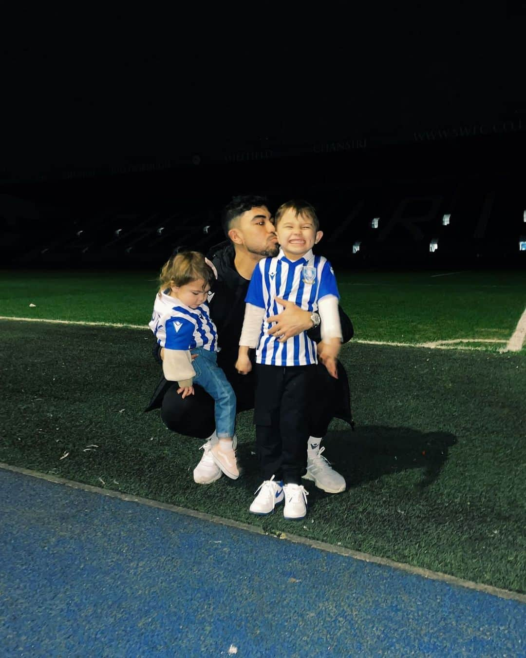 マッシモ・ルオンゴさんのインスタグラム写真 - (マッシモ・ルオンゴInstagram)「There is no better way to win at home when these two are here supporting me!  🔵⚪️🔵⚪️🦉」1月30日 4時45分 - massluongo