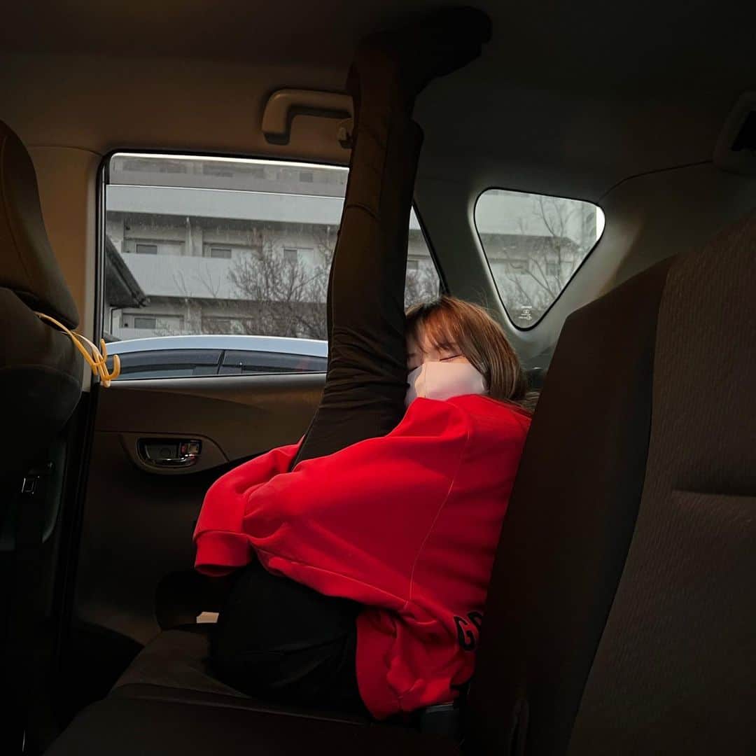 志村美希さんのインスタグラム写真 - (志村美希Instagram)「⁡ ⁡ ⁡ ⁡ 脚上に上げたくてでも 目の前お父さん運転してる椅子に脚置くのはかわいそうだから 上にやったらしっくりきた☺️ ⁡ ⁡ ⁡ お母さんがびっくりして撮ってくれた😹 ⁡ ⁡ ⁡ ⁡ ⁡ ⁡ ⁡」1月29日 20時35分 - mikkitygram