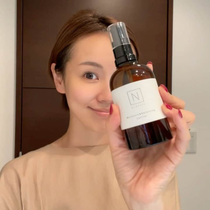 のインスタグラム：「. ノーマルカメラが怖くない🥴👌 　 　 よく見かけるNオーガニック🪴  ずっと興味はあったのですが、 今回初めて使ってみました〜🕊 　 まずスーッとさわやかな香りに感動。 そして2stepでもしっかりハリ感が出て、 肌がもちもちに🤝 　 初めての育児で自分の時間がなかなか取れないけど、 簡単ケアで香りも良いから、毎日スキンケアがちょっと楽しみに😌 　 ＆WOLFのファンデーションは ツヤ肌感ある見た目に仕上げてくれる優れもので、 2枚目はノーマルカメラで撮ってるんだけど このツヤ感、なんかイイ女風じゃないですか？← N organicのローションセラムと同じ成分が入っているので、乾燥して粉をふきがちな今の季節にもおすすめです🤝 　 　 #norganic #&wolf #pr #スキンケア #コスメ #子育てママ #スキンケア好きさんと繋がりたい #30代美容」