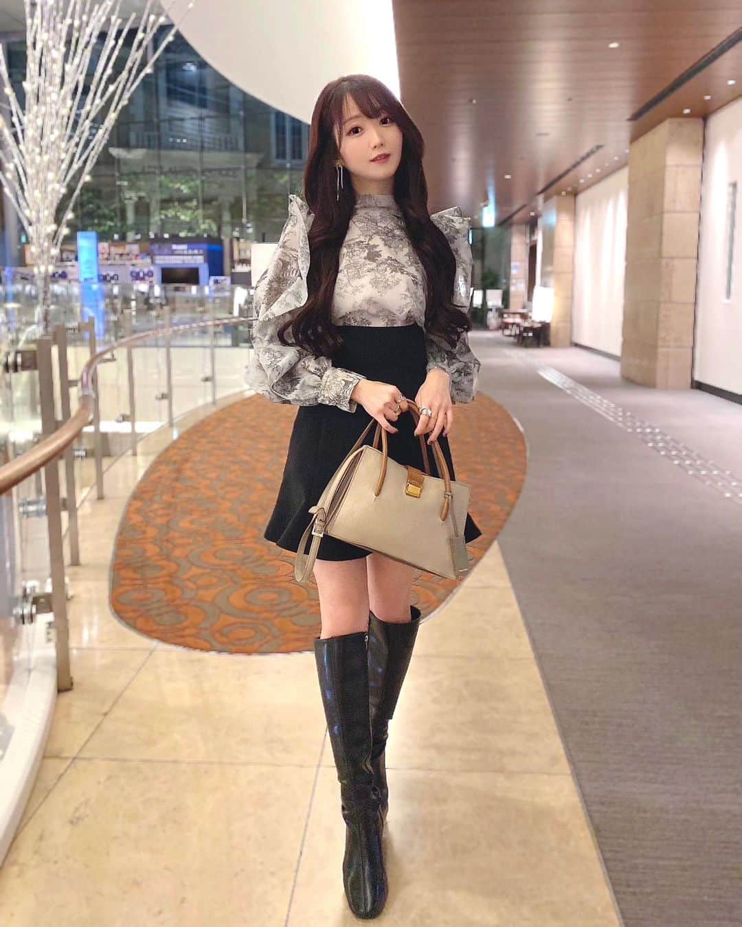 大谷映美里さんのインスタグラム写真 - (大谷映美里Instagram)「お洋服カワイーっ🐈‍⬛🤍 ネットで買えなかったから開店ダッシュ勢…👟(さすがに早歩き) #SNIDEL」1月29日 21時24分 - otani_emiri