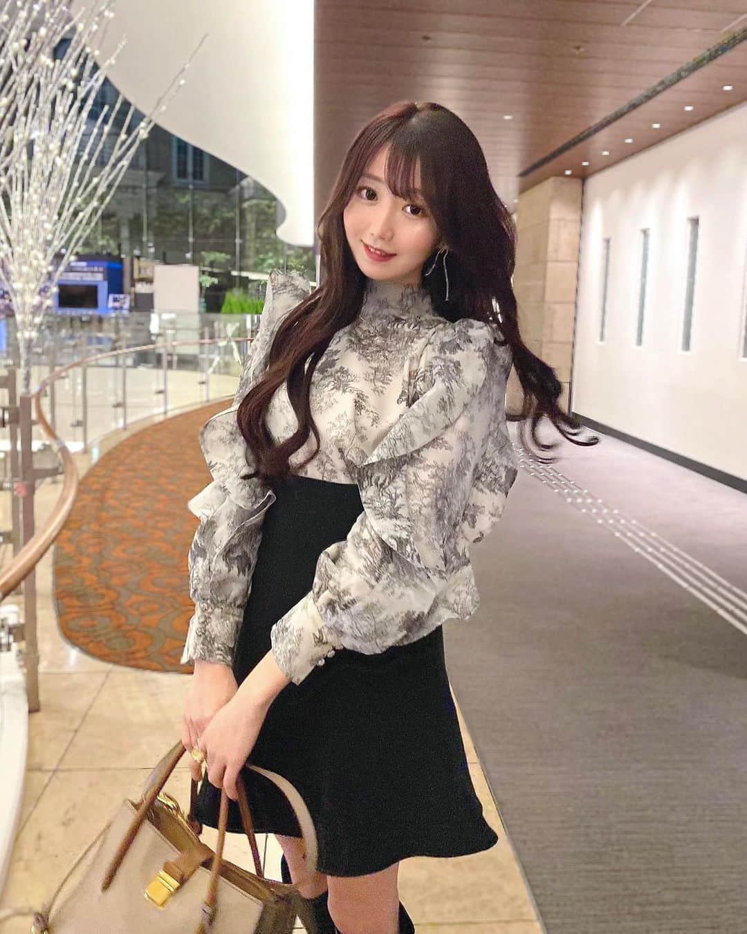 大谷映美里さんのインスタグラム写真 - (大谷映美里Instagram)「お洋服カワイーっ🐈‍⬛🤍 ネットで買えなかったから開店ダッシュ勢…👟(さすがに早歩き) #SNIDEL」1月29日 21時24分 - otani_emiri