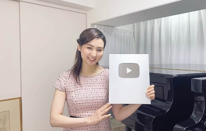 森本麻衣さんのインスタグラム写真 - (森本麻衣Instagram)「youtube チャンネル登録者様が10万2千人くらいになりました😌  とても嬉しいです‼️ ありがとうございます✨  先程アップした動画にて、 感謝と今後について話しております📹 ストーリーにリンクを貼ったので、ぜひご覧下さい🐱💜  写真は10万人の銀の盾！ 大切にします！  #森本麻衣#youtube  #ありがとうございます #銀の盾 #ピアノ#ピアニスト#🎹 #maimorimoto#piano#pianist#」1月29日 21時29分 - _maipiano_