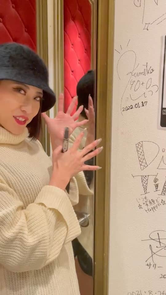 Kumiのインスタグラム：「. すっっっごい 顔ブスなんだけどねw . . . #バーレスク東京　#バーレスク　#引退　#8年10ヶ月 #サイン　#女子トイレ」