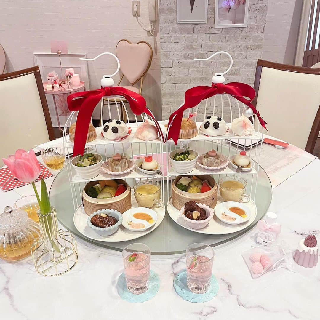 坂本夏海さんのインスタグラム写真 - (坂本夏海Instagram)「チャイニーズアフタヌーンティー🐼🎀 ⁡ ⁡ この前ゆうかちゃと行ったよ❕ ⁡ ⁡ お料理もデザートもどれも美味しくて、店内も可愛くてとても幸せな時間でした( ｡ᵕ ᵕ｡ )♡」1月29日 21時46分 - _nami_sakamoto