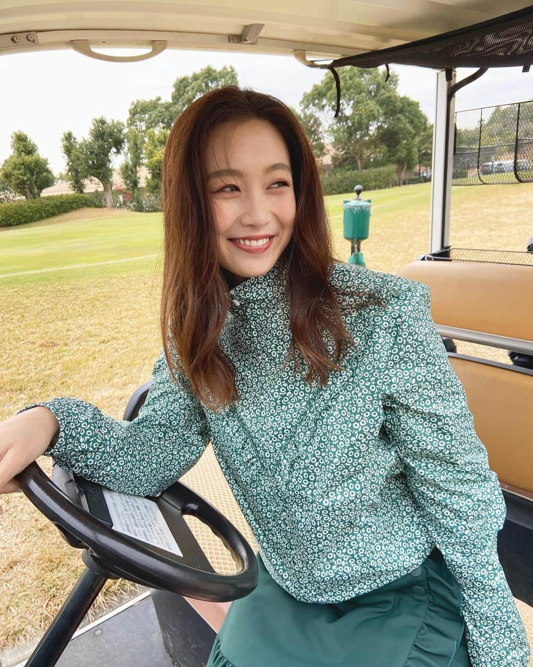 谷川りさこのインスタグラム：「@ginger_magazine  ✖️ @torysport   ゴルフ女子 可愛いゴルフウェア 寒い中みなさん ありがとうございました！ めっちゃ楽しい撮影でした❤️  #ゴルフ女子 #golfwear  #golf #fashionmagazine  #ゴルフはビギナー #可愛いゴルフウェアで テンションはあがる」