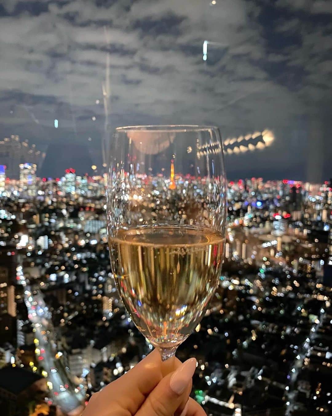 木田絵里香のインスタグラム：「. ダブルおめでとうございまする🎂💍🤍🗼 . そろそろカップルみたいに祝い合うのやめます(?)👦🏻 . #hbd」