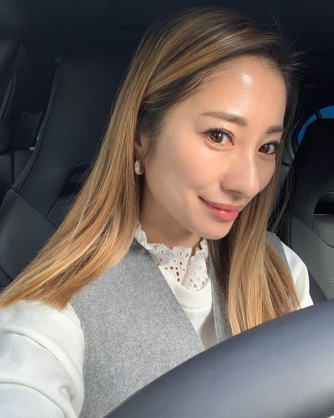 のインスタグラム：「・ 去年の11月にカラーをして以来美容院に行ってないけど、むしろもっと良い感じになっていく☺️ @hoshino19651221 さんにしてもらう外国人風カラーはみんなに褒めてもらえます♡全頭ブリーチじゃなくて、ハイライトを何本も細く入れてもらってます。本当にお上手👏 ちなみにHailey Bieberのヘアカラー目指してます😝 ・ #stylehair  #hairstyle #haircolor #hair #blonde #blondehair  #ハイトーンカラー #ハイトーン #大阪#心斎橋美容室 #大阪美容室 #ヘアカラー #ハイライト #心斎橋美容院 #ブロンドヘアー #instabeauty #instagood」