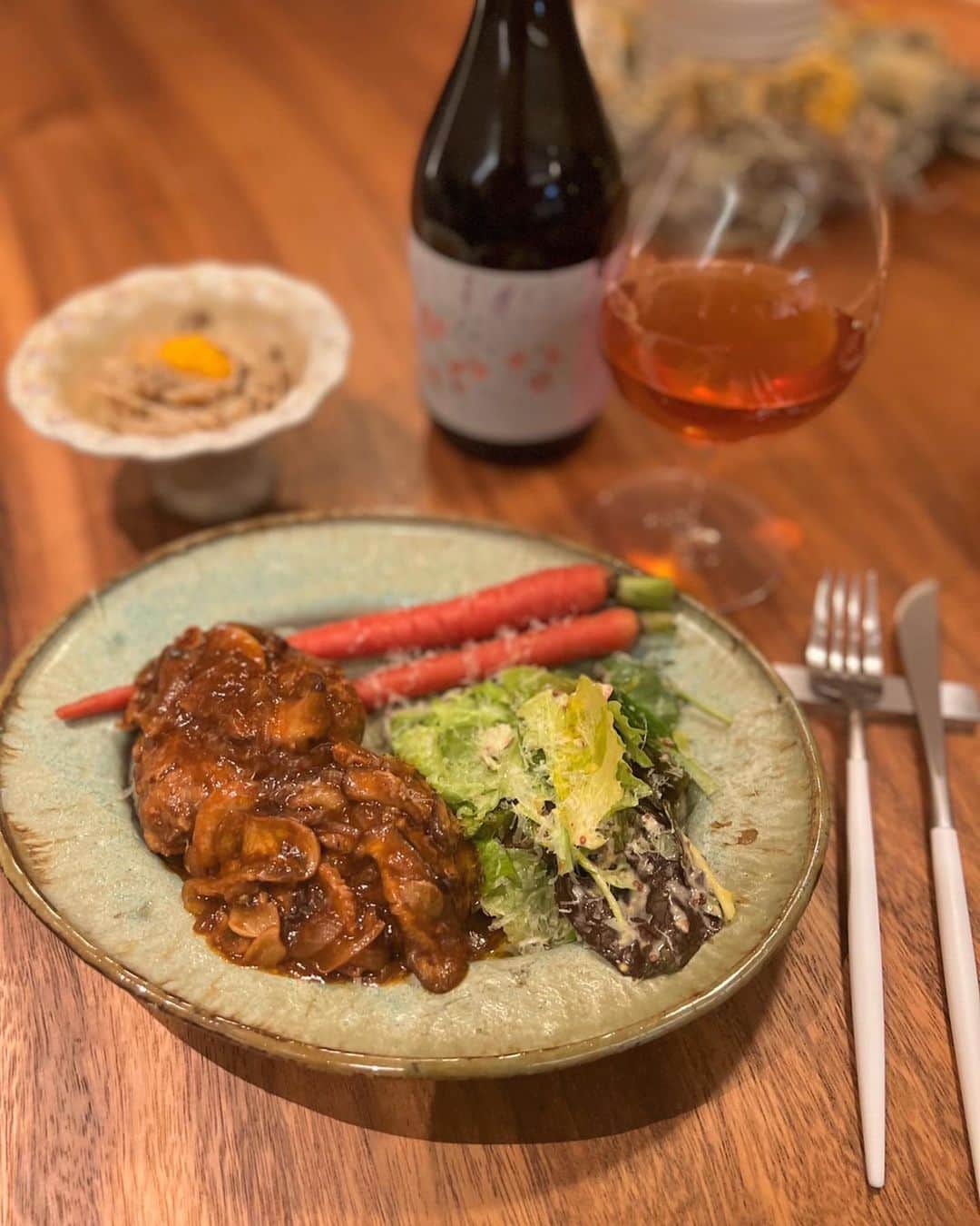 大政絢のインスタグラム：「#絢ご飯  この日は朝からハンバーグが食べたかったので煮込みハンバーグを😌ハンバーグは牛7豚3の割合くらいが好き。でも、反対の割合も油が重すぎなくて好きです。 皆さんのこだわり聞くの好きなので何か作る時のポイントあれば教えて下さい🥕 頂いた京人参が茹でるだけで甘くて美味しかった… この日はナチュールワイン🍷  #今日の絢ご飯#ハンバーグ#ナチュールワイン」