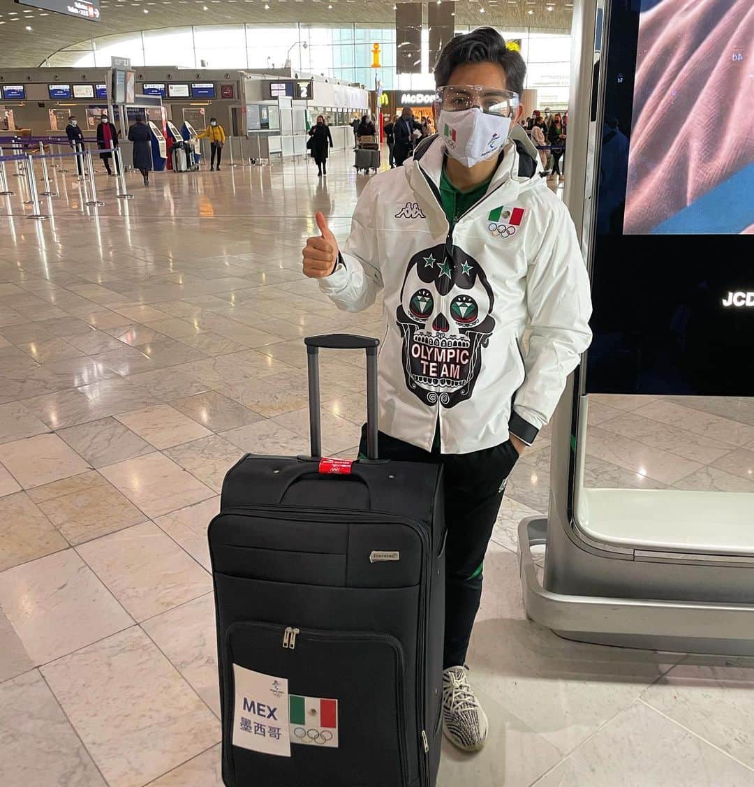 Donovan Carrillo Suazoのインスタグラム：「Segunda escala y ultima antes de Beijing. ¿Qué les parece la chamarra? 🇲🇽🤩 #olympics #beijing2022 #winterolympics」