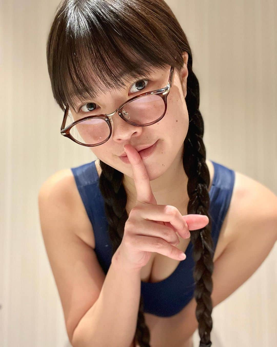 小田飛鳥さんのインスタグラム写真 - (小田飛鳥Instagram)「二人だけの秘密だよ？🥰 #スク水 #スクール水着 #スク水はいいぞ #japanesegirl #swimwear #sexy #三つ編み #眼鏡 #三つ編みめがね」1月29日 23時02分 - asuka_oda_0320