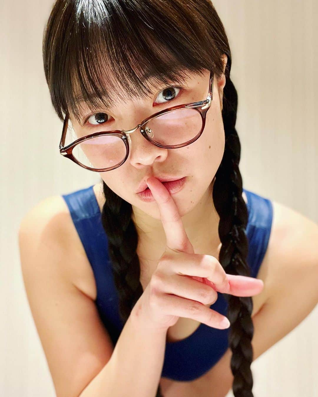 小田飛鳥さんのインスタグラム写真 - (小田飛鳥Instagram)「二人だけの秘密だよ？🥰 #スク水 #スクール水着 #スク水はいいぞ #japanesegirl #swimwear #sexy #三つ編み #眼鏡 #三つ編みめがね」1月29日 23時02分 - asuka_oda_0320
