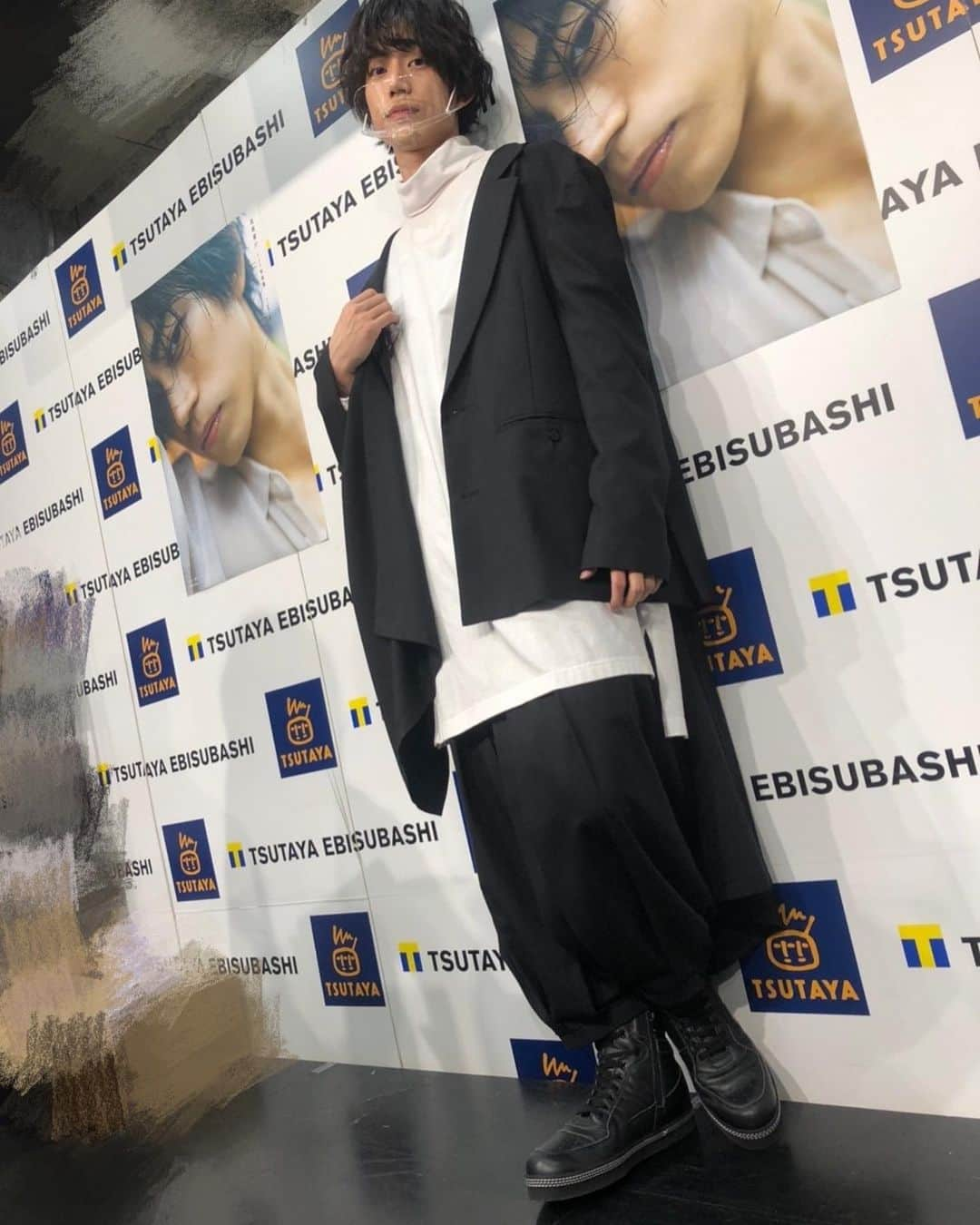 高橋健介さんのインスタグラム写真 - (高橋健介Instagram)「高橋健介1st写真集「モライモノ」 イベントが終了しました。 感謝感謝です。  さて、みんなの好みはどの私ですか？  #高橋健介1st写真集  #モライモノ」1月29日 23時15分 - kensukeaogaku