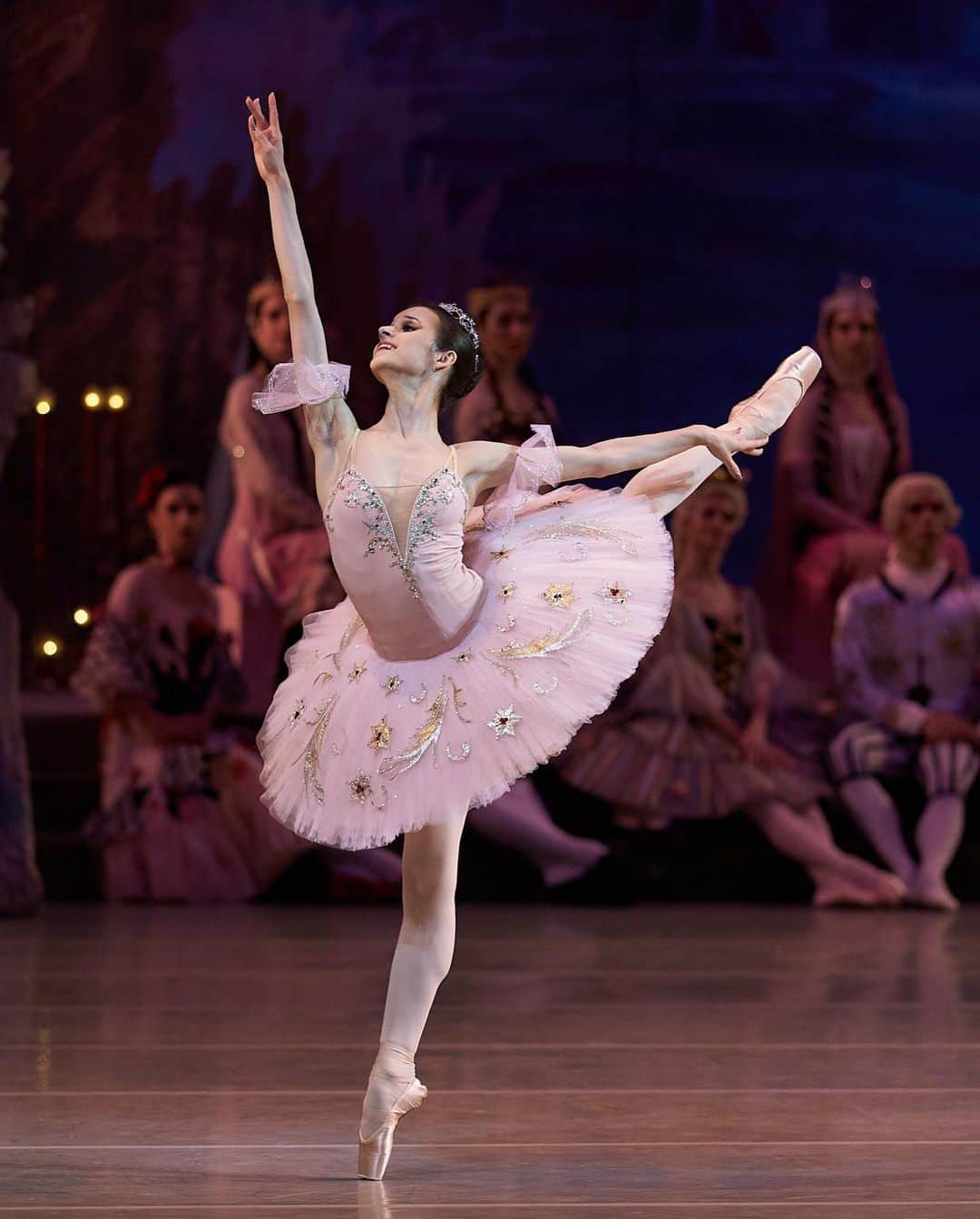 マリア・コーレワのインスタグラム：「Tomorrow we dance “Nutcracker” with @timur.askerov at the Mariinsky 🤍 Toi toi toi to everyone! 🥰  Photos from our performance at the end of 2021 by @anfffoto ✨  Завтра мы танцуем “Щелкунчик” с @timur.askerov в Мариинском 🤍 Всем удачи! 🥰 Спасибо @anfffoto за фотографии с нашего спектакля в конце 2021 ✨」