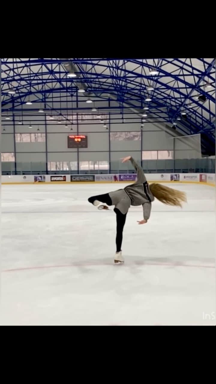 エレーナ・ラジオノワのインスタグラム：「Fly🕊」