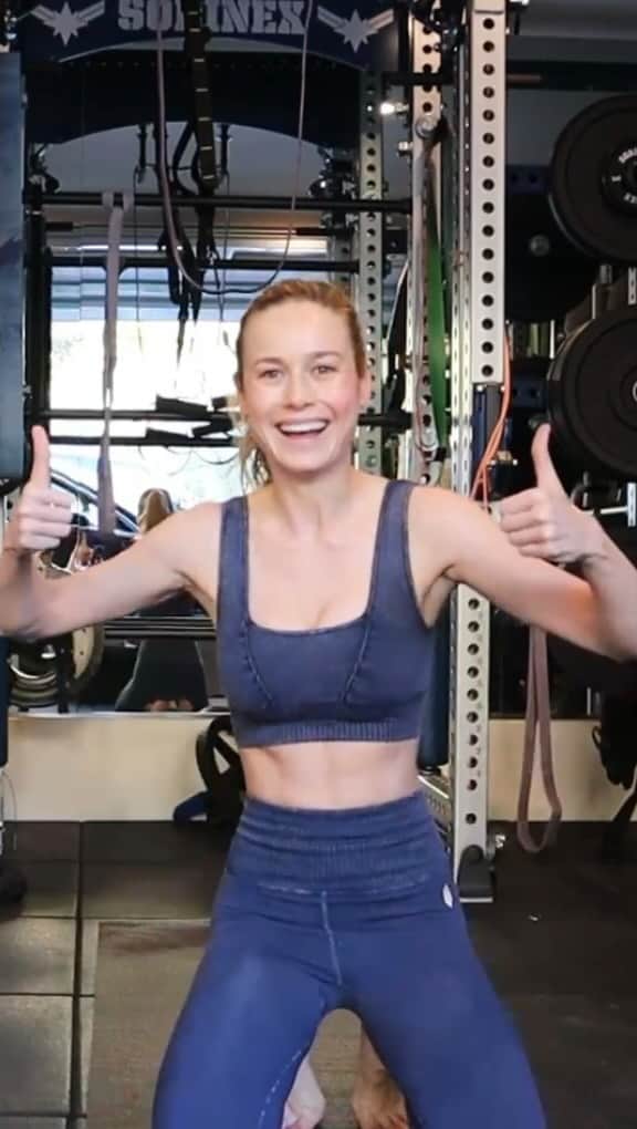 ブリー・ラーソンのインスタグラム：「2022, we’re off to a great start! You can make tripods out of anything… right?!」