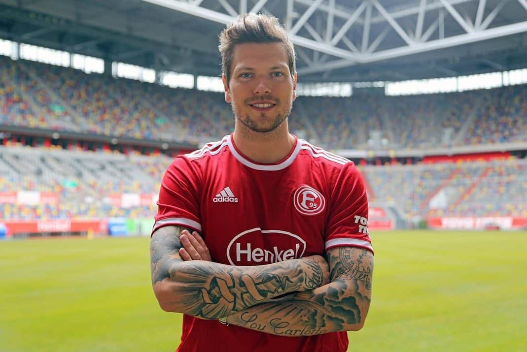 ダニエル・ギンチェクのインスタグラム：「Ich freue mich auf meine neue Aufgabe bei @f95 🔴⚪️」