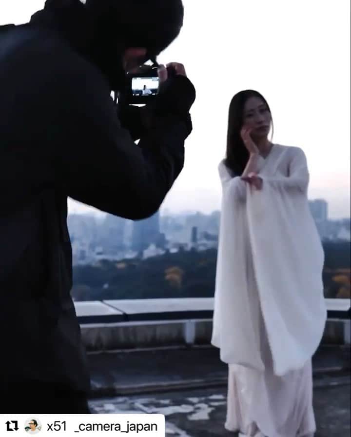 花柳凜のインスタグラム：「皆様お元気ですか、Instagramお久しぶりです。SNSからは離れていますが、相変わらずで過ごしております。 私の大好きな写真家、佐藤健寿さんの記事をrepostしたく、久しぶりの投稿です。  コロナで旅も難しい日々が続く中、健寿さんの作品にはまだ見ぬ興奮と刺激、開放感や癒しが沢山詰まっています。  ぜひチェックしてください！  今回は私もモデルとして少しご一緒させて頂いています。  #Repost @x51 with @make_repost ・・・ 開発段階から関わらせてもらったライカM11。すでに思い入れ深いカメラになりました。M11で撮影した写真はライカGINZA SIX他で展示中です。  #Repost @leica_camera_japan with @make_repost ・・・ MICROCOSM #japan Kenji Sato with the Leica M11 ⁡ 佐藤健寿 (@x51) が「ライカM11」と旅する日本。 ⁡ ストーリーの続きは近日公開予定です。 ⁡ #LeicaCamera #Leica #🔴📷 #LeicaM11」