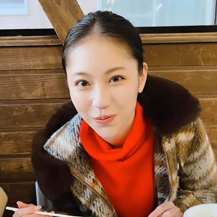 水沢エレナさんのインスタグラム写真 - (水沢エレナInstagram)「モグモグとっても幸せそうな私🤤💕 お口にお魚ついてますよー笑  美味しい食事とお酒、自然の景色を観ること、旅行、ぜーーんぶ大好きな私にとってはたまらなく幸せな時間でした🥰  来週もお楽しみに🙌✨   @bs11_trainstamp   #岩手  #三陸鉄道  #リアス式海岸」1月30日 13時41分 - erena_mizusawa_official