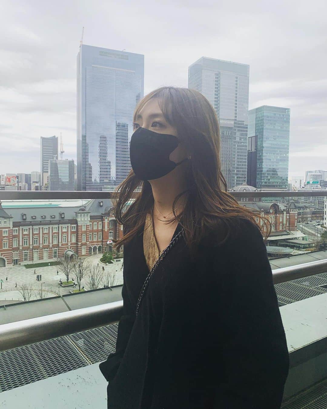 川上ジュリアのインスタグラム：「気が付いたら全然インスタ更新していないのが毎度のことでびっくりしています。 今日は髪まきまきしてみてみました。」